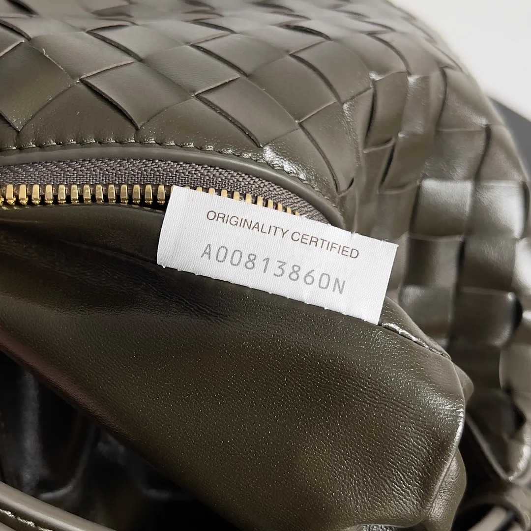 Batch 1360 It is predicted that BV Bottega’s lunch bag will be popular again this year. The entire bag is made of top nappa lambskin, which is very soft and lightweight. It also uses the intrecciato weaving process that the two founders spent several months developing from the beginning of the brand. It is completely hand-woven by Italian craftsmen. It perfectly reflects the craftsmanship of Bottega. The entire bag shape is also a very practical and popular lunch box bag type. The slightly curved arc of the bag mouth can also better fit our wrists. Style number: 754443 Size: 22*13*9